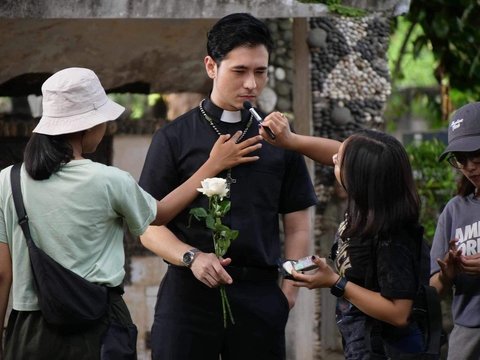 Jerome mengungkapkan bahwa peran romo yang ia mainkan adalah pengalaman yang sangat berkesan dan akan selalu diingat sepanjang hidupnya!<br>