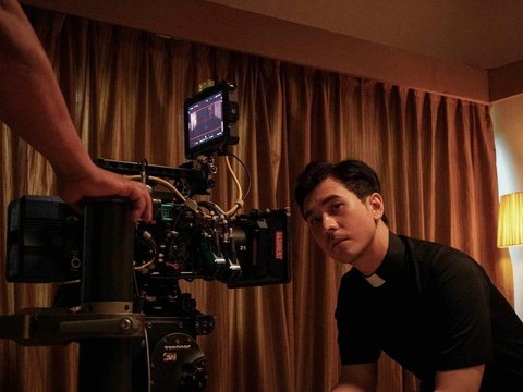 Perannya sebagai romo juga berhasil mengangkat kembali nama Jerome, setelah sebelumnya ia tampil dalam film THE ARCHITECTURE OF LOVE bersama Putri Marino dan Nicholas Saputra.<br>