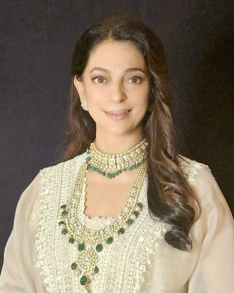 Juhi Chawla Dinobatkan Aktris Paling Tajir di India, Kalahkan Priyanka Chopra dan Aishwarya Rai!