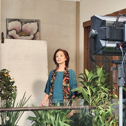 Catherine Pandjaitan saat syuting Iklan TVC Tolak Linu.