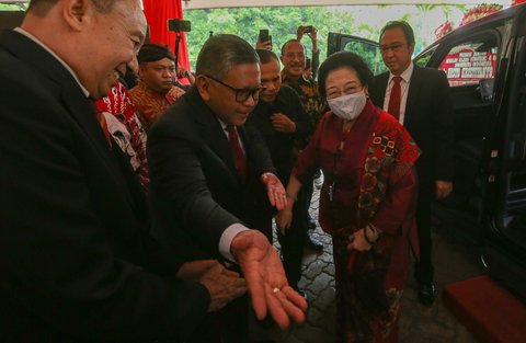 FOTO: Momen Sekjen PDIP Jalani Sidang Gelar Doktor di UI, Tangisnya Pecah saat Singgung Jokowi