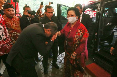 FOTO: Momen Sekjen PDIP Jalani Sidang Gelar Doktor di UI, Tangisnya Pecah saat Singgung Jokowi