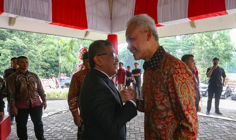 FOTO: Momen Sekjen PDIP Jalani Sidang Gelar Doktor di UI, Tangisnya Pecah saat Singgung Jokowi