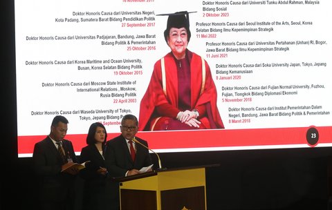 FOTO: Momen Sekjen PDIP Jalani Sidang Gelar Doktor di UI, Tangisnya Pecah saat Singgung Jokowi