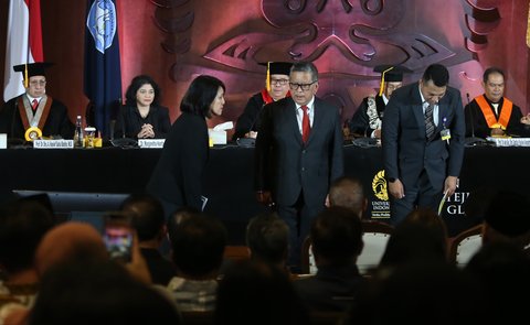 FOTO: Momen Sekjen PDIP Jalani Sidang Gelar Doktor di UI, Tangisnya Pecah saat Singgung Jokowi