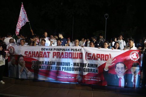 FOTO: Sambut Pelantikan Presiden, Massa Relawan Prabowo-Gibran Gelar Tasyakuran dan Doa Bersama di Tugu Proklamasi