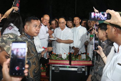 FOTO: Sambut Pelantikan Presiden, Massa Relawan Prabowo-Gibran Gelar Tasyakuran dan Doa Bersama di Tugu Proklamasi