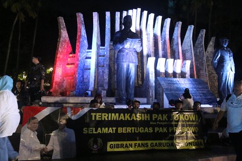 FOTO: Sambut Pelantikan Presiden, Massa Relawan Prabowo-Gibran Gelar Tasyakuran dan Doa Bersama di Tugu Proklamasi