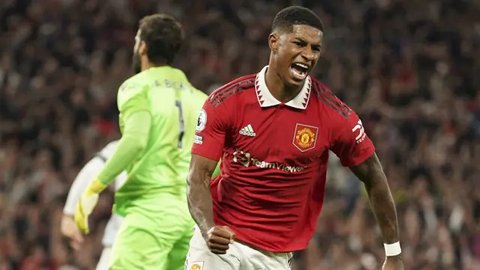 FC Porto tertinggal lebih dulu pada menit ke-7 setelah aksi apik pemain Manchester United Marcus Rashford. (MIGUEL RIOPA/AFP)