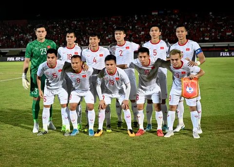Pemain Timnas Indonesia merayakan gol yang dicetak oleh Jay Idzes (kedua kanan) pada laga Grup F Kualifikasi Piala Dunia 2026 melawan Vietnam di My Dinh Stadium, Vietnam, Selasa (26/03/2024).