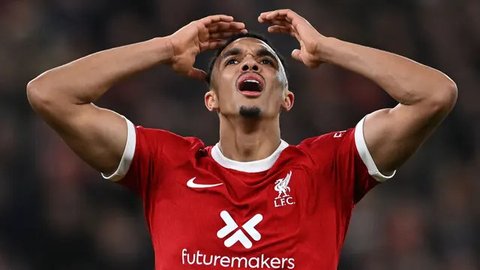 Reaksi kecewa bek Liverpool, Trent Alexander-Arnold setelah timnya kalah 0-1 dari Crystal Palace usai berakhirnya laga pekan ke-33 Premier League 2023/2024 di Anfield Stadium, Liverpool, Ming