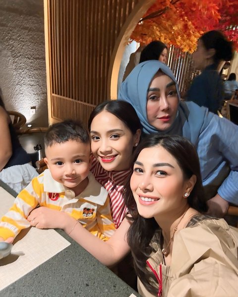 Potret Andika Rosyadi Hadir di Acara Ulang Tahun Nisya Ahmad, Merayakannya dengan Makan Malam Bersama Keluarga Besar