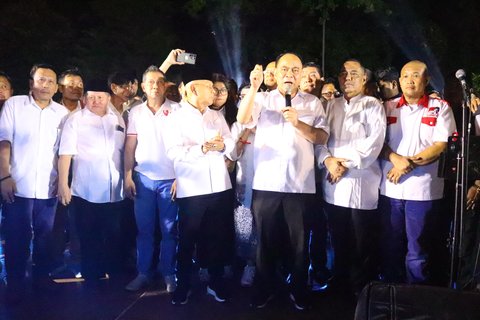 FOTO: Sambut Pelantikan Presiden, Massa Relawan Prabowo-Gibran Gelar Tasyakuran dan Doa Bersama di Tugu Proklamasi