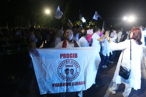 FOTO: Sambut Pelantikan Presiden, Massa Relawan Prabowo-Gibran Gelar Tasyakuran dan Doa Bersama di Tugu Proklamasi