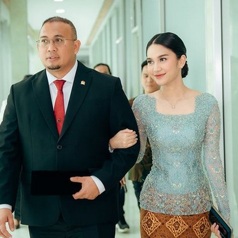 Potret Cantik Azizah Salsha Berkebaya Temani Ayah Dilantik Jadi Anggota DPR, Netizen 'Mentalnya Top'