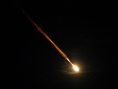 FOTO: Mencekam! Ini Penampakan Rudal Berteberangan di Langit Israel saat Iran Lancarkan Serangan