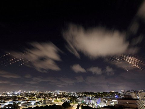 FOTO: Mencekam! Ini Penampakan Rudal Berteberangan di Langit Israel saat Iran Lancarkan Serangan