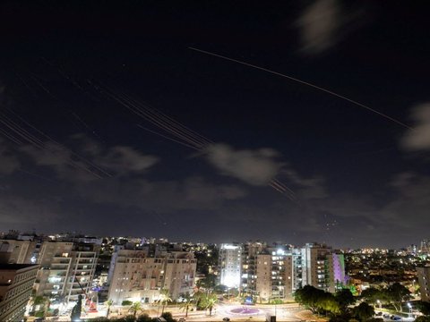 FOTO: Mencekam! Ini Penampakan Rudal Berteberangan di Langit Israel saat Iran Lancarkan Serangan