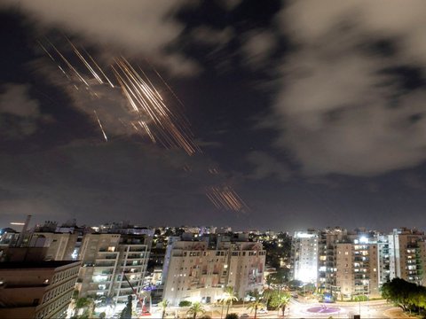 FOTO: Mencekam! Ini Penampakan Rudal Berterbangan di Langit Israel Saat Iran Lancarkan Serangan