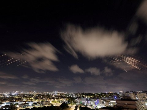 FOTO: Mencekam! Ini Penampakan Rudal Berterbangan di Langit Israel Saat Iran Lancarkan Serangan