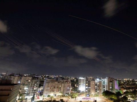 FOTO: Mencekam! Ini Penampakan Rudal Berterbangan di Langit Israel Saat Iran Lancarkan Serangan