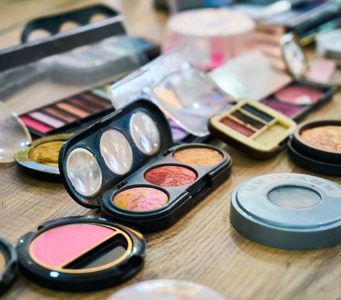 Berani tampil beda dengan look eyeshadow merah untuk lebih memukau