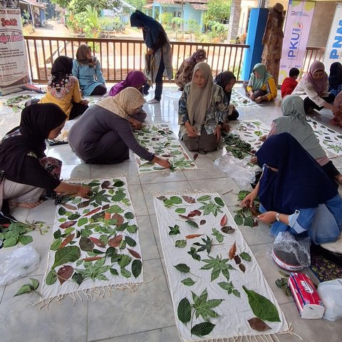 Hari Batik Nasional, PNM Berdayakan Pengrajin Batik Lewat Teknik Ecoprint di Kampung Madani