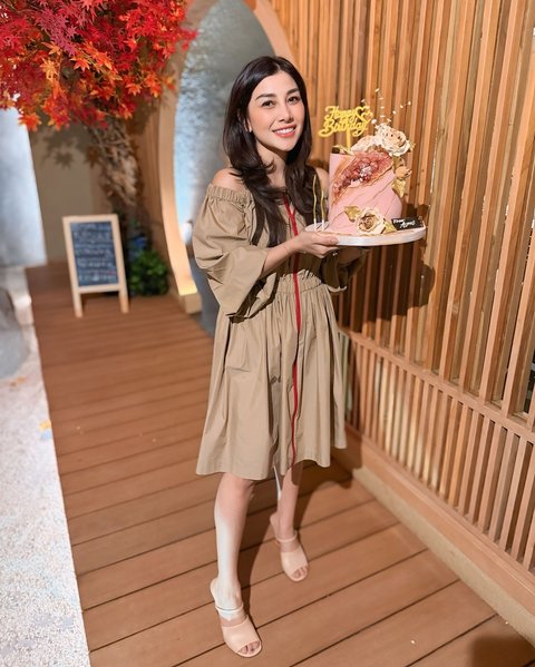 Inilah potret Nisya Ahmad yang sedang berulang tahun. Ia mengucapkan terima kasih kepada semua pihak yang ikut berkumpul di momen bahagianya.