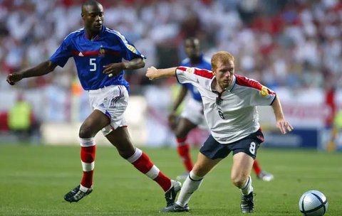 Alan Shearer. Striker Inggris berusia 51 tahun yang pensiun bersama Newcastle United pada Juli 2006 ini masih kukuh menempati puncak top skor Liga Inggris sepanjang masa. Total 260 golnya ia