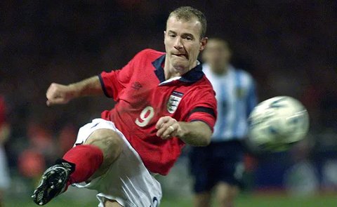 Alan Shearer. Striker Inggris berusia 51 tahun yang pensiun bersama Newcastle United pada Juli 2006 ini masih kukuh menempati puncak top skor Liga Inggris sepanjang masa. Total 260 golnya ia