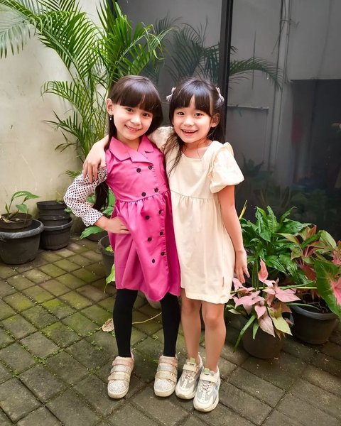 8 Gaya Menawan Azalea Iskandar, Artis Cilik yang Selalu Ceria dan Penuh Ekspresi