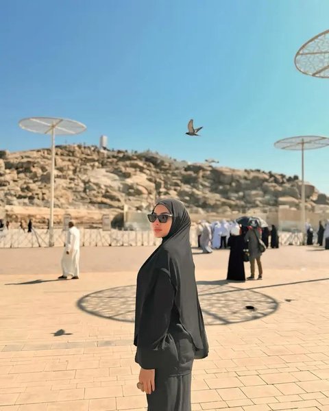 Nikita Mirzani terbang ke Tanah Suci untuk umrah bersama dua putranya, Azka Raqilla dan Arkana Mawardi. Laura Meizani alias Lolly tak diajak serta. (Foto: Dok. Instagram @nikitamirzanimawa