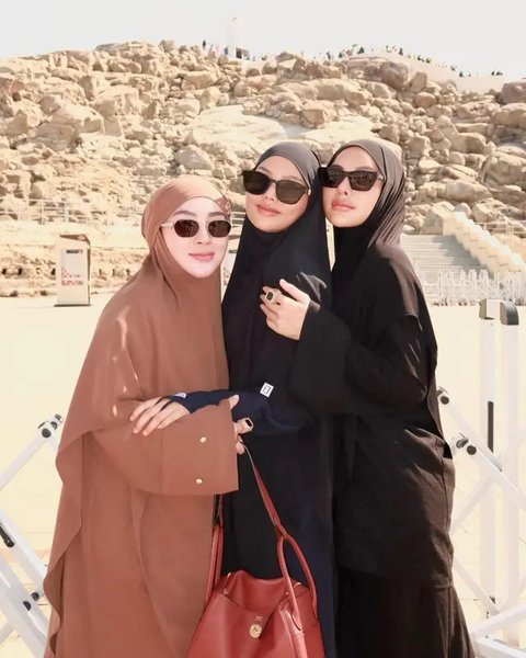 Nikita Mirzani terbang ke Tanah Suci untuk umrah bersama dua putranya, Azka Raqilla dan Arkana Mawardi. Laura Meizani alias Lolly tak diajak serta. (Foto: Dok. Instagram @nikitamirzanimawa