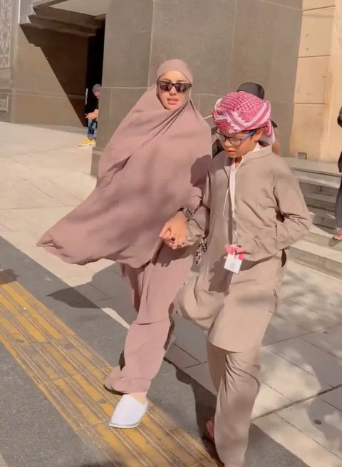 Nikita Mirzani terbang ke Tanah Suci untuk umrah bersama dua putranya, Azka Raqilla dan Arkana Mawardi. Laura Meizani alias Lolly tak diajak serta. (Foto: Dok. Instagram @nikitamirzanimawa