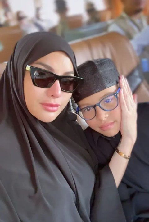 Nikita Mirzani terbang ke Tanah Suci untuk umrah bersama dua putranya, Azka Raqilla dan Arkana Mawardi. Laura Meizani alias Lolly tak diajak serta. (Foto: Dok. Instagram @nikitamirzanimawa