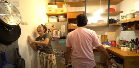 8 Potret Dapur Hesti Purwadinata yang Minimalis, Berkonsep Open Space - Gaya Rustic dengan Elemen Kayu