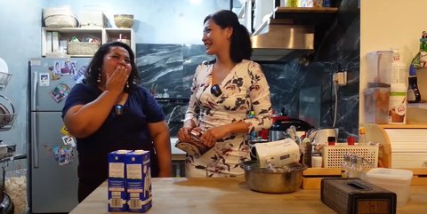 8 Potret Dapur Hesti Purwadinata yang Minimalis, Berkonsep Open Space - Gaya Rustic dengan Elemen Kayu