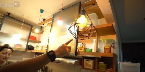 8 Potret Dapur Hesti Purwadinata yang Minimalis, Berkonsep Open Space - Gaya Rustic dengan Elemen Kayu