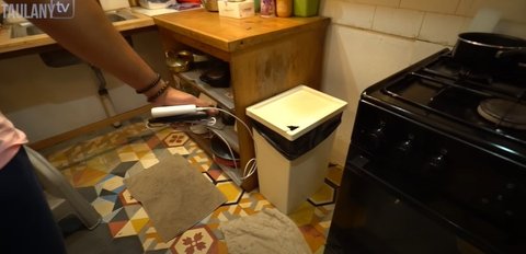 8 Potret Dapur Hesti Purwadinata yang Minimalis, Berkonsep Open Space - Gaya Rustic dengan Elemen Kayu