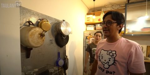 8 Potret Dapur Hesti Purwadinata yang Minimalis, Berkonsep Open Space - Gaya Rustic dengan Elemen Kayu