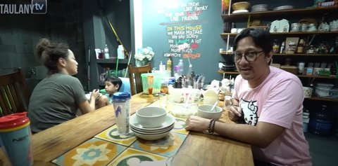 8 Potret Dapur Hesti Purwadinata yang Minimalis, Berkonsep Open Space - Gaya Rustic dengan Elemen Kayu