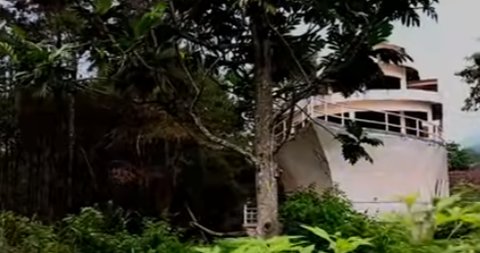 Bikin Melongo, Potret Kapal Mewah Terdampar di Tengah Hutan,