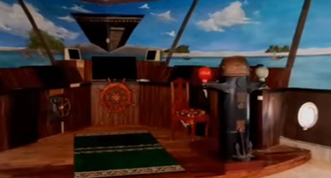 Bikin Melongo, Potret Kapal Mewah Terdampar di Tengah Hutan,