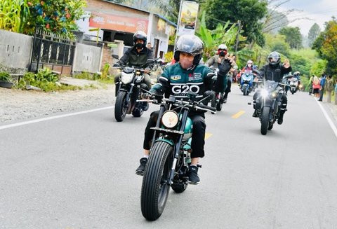 FOTO: Gaya Jokowi dan Sepeda Motornya, dari Touring di Danau Toba hingga Jajal Trek MotoGP