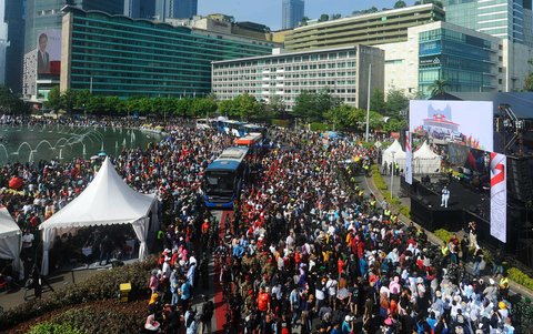 FOTO: Antusiasme Warga Padati Panggung Pesta Rakyat Prabowo-Gibran di Bundaran HI