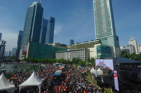 FOTO: Antusiasme Warga Padati Panggung Pesta Rakyat Prabowo-Gibran di Bundaran HI