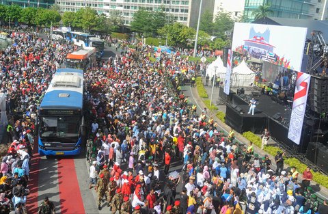 FOTO: Antusiasme Warga Padati Panggung Pesta Rakyat Prabowo-Gibran di Bundaran HI