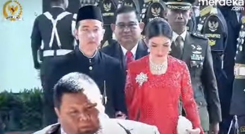 Penampilan Cantik Selvi Berkebaya & Gincu Merah Jelang Pelantikan Sang Suami