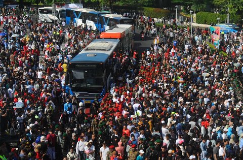 FOTO: Antusiasme Warga Padati Panggung Pesta Rakyat Prabowo-Gibran di Bundaran HI