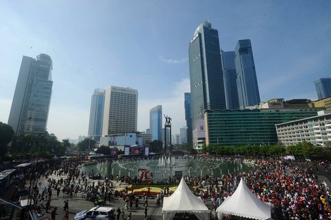 FOTO: Antusiasme Warga Padati Panggung Pesta Rakyat Prabowo-Gibran di Bundaran HI